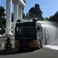 Petugas kepolisian Polresta Bogor menyemprotkan cairan disinfektan menggunakan mobil Water Cannon di kawasan Tugu Kujang, Bogor, Selasa (31/3/2020). Penyemprotan disinfektan secara menyeluruh di wilayah Kota Bogor itu guna mencegah memutus rantai penyebaran virus corona. (merdeka.com/Arie Basuki)