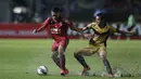 Pemain Semen Padang, Adi Nugroho, berusaha melewati hadangan pemain Mitra Kukar pada laga final Piala Jenderal Sudirman. Adi Nugroho menjadi pencetak gol tunggal Semen Padang. (Bola.com/Vitalis Yogi Trisna)