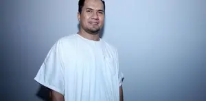 Agus Rudijanto selaku kuasa hukum M, menjelaskan awal perkenalan kliennya dengan Saipul Jamil. Menurut Agus, kliennya masih baru di Jakarta, sehingga tidak berani melawan saat Saipul melecehkannya.