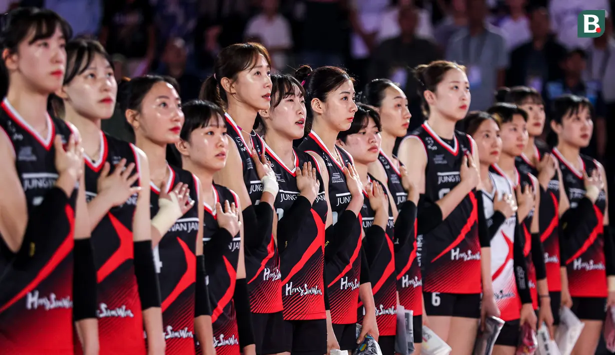 <p>Para pemain Red Sparks berbaris jelang dimulainya laga ekshibisi bola voli fun volleyball menghadapi tim putri Indonesia All Star di Indonesia Arena, Senayan, Jakarta, Sabtu (20/4/2024). Red Sparks menang 3-2 (25-17, 25-15, 19-25, 18-25 dan 15-12). (Bola.com/Bagaskara Lazuardi)</p>