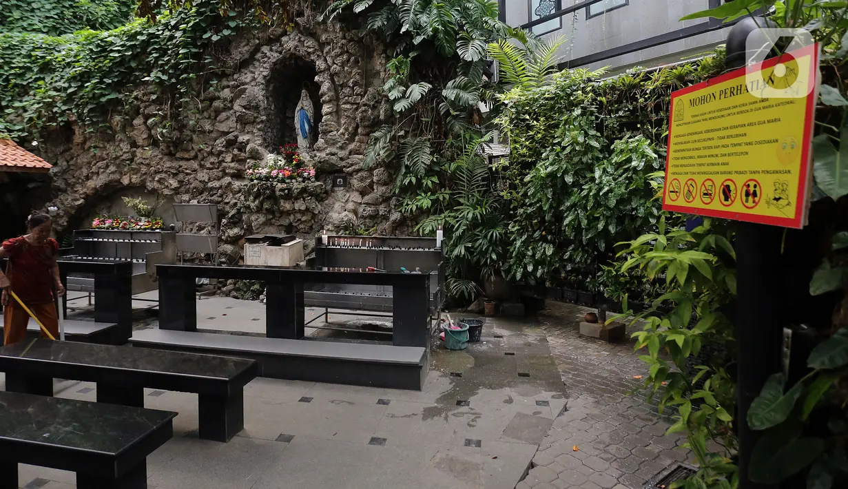 Pekerja bersih-bersih untuk menyambut perayaan Natal di Gereja Katedral, Jakarta, Senin (23/12/2019). Menjelang Natal, Gereja Katedral mulai melakukan persiapan dengan mendekorasi ruangan serta memasang berbagai ornamen. (Liputan6.com/Johan Tallo)