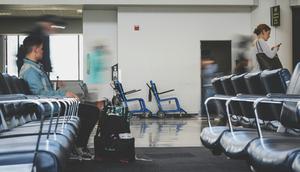 Ruang tunggu menjadi tempat yang dihindari orang banyak karena sering menyebabkan rasa cemas berlebih. Simak beberapa tips untuk mengurangi kecemasan akibat menunggu lama. (Foto: Andrik Langfield/Unsplash)