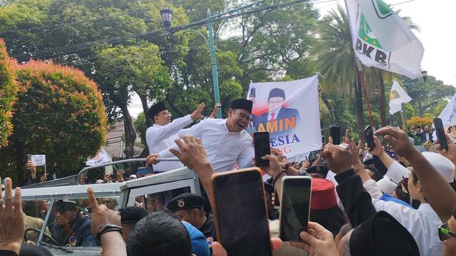 Pasangan calon presiden dan calon wakil presiden Anies Baswedan dan Muhaimin Iskandar (AMIN) tiba di Kantor Komisi Pemilihan Umum (KPU) Jakarta.