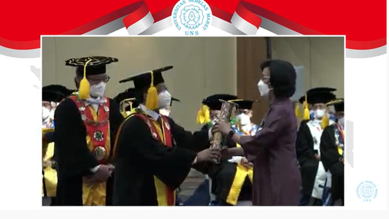 Menteri Keuangan (Menkeu) Sri Mulyani Indrawati mendapat penghargaan Parasamya Anugraha Dharma Bhakti Upa Baksana dari Universitas Sebelas Maret (UNS) Surakarta