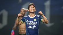Pemain Persib Bandung, Daisuke Sato merayakan kemenangan atas Bhayangkara FC pada laga lanjutan BRI Liga 1 2022/2023 antara Persib Bandung melawan Bhayangkara FC di Stadion Pakansari, Bogor, Jumat (24/03/2023). (Bola.com/Bagaskara Lazuardi)