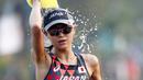 Pelari Jepang, Kumiko Okada, membasahi kepalanya dengan air saat beraksi pada Asian Games 2018 di Jakarta, Rabu (30/8/2018). (AP/Bernat Armangue)