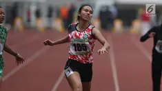 Atlet asal DKI Jakarta, Jeany Nurainy saat menyelesaikan lomba lari 100 meter putri U-20 Kejurnas Atletik U18, U20 dan Senior 2019 di Stadion Pakansari, Kab Bogor, Jumat (2/8/2019). Jeany Nurainy meraih posisi pertama dengan catatan waktu 12,15 detik. (Liputan6.com/Helmi Fithriansyah)