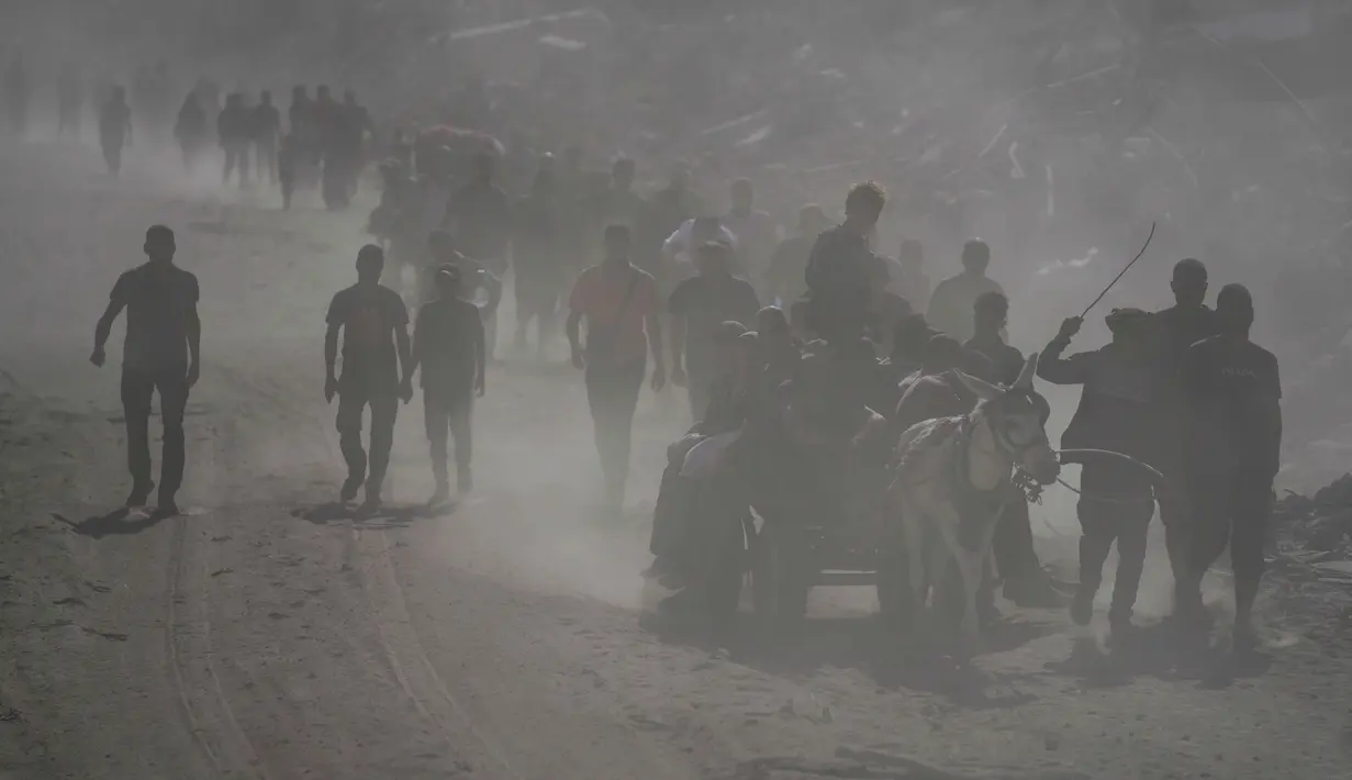 Di sisi lain, Israel juga harus membebaskan sekitar 250 tahanan Palestina yang sedang menjalani hukuman seumur hidup di penjara. Tidak hanya itu, lebih dari 1.700 warga Palestina dari Gaza yang ditahan juga harus dibebaskan. (AP Photo/Jehad Alshrafi)