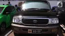 Kendaraan dengan plat nomor khusus anggota DPR terparkir di Kompleks Parlemen, Senayan, Jakarta, Selasa (25/5/2021). Wakil Ketua Mahkamah Kehormatan DPR Habiburokhman menjelaskan penggunaan plat nomor khusus tersebut hanya menyempurnakan penggunaan atribut logo DPR. (Liputan6.com/Angga Yuniar)