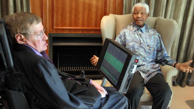 Foto pada tanggal 14 Mei 2008, mantan Presiden Afrika Selatan Nelson Mandela bertemu dengan Profesor Stephen Hawking di Johannesburg. Ahli fisika teoretis, Stephen Hawking, meninggal dunia pada hari ini, Rabu (14/3/2018). (AFP Photo/Denis Farrell)