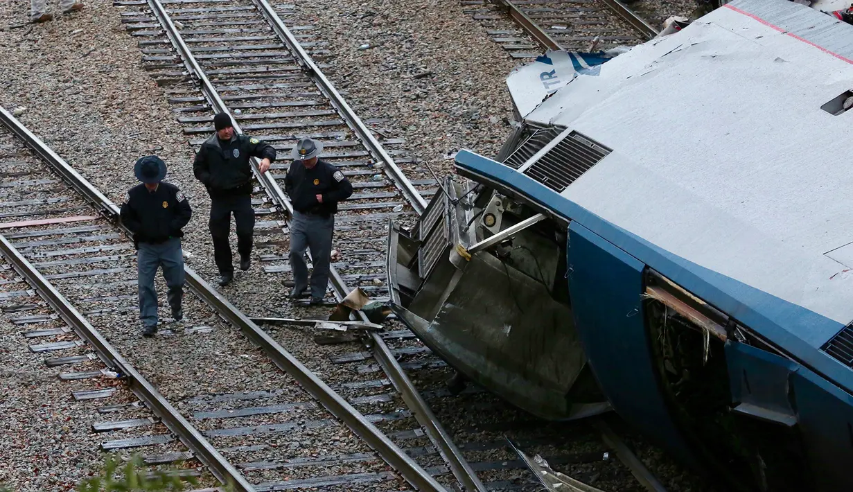 Petugas keamanan setempat memeriksa lokasi kecelakaan kereta Amtrak yang bertabrakan dengan kereta barang CSX di South Carolina (4/2). (Tim Dominick/The State)