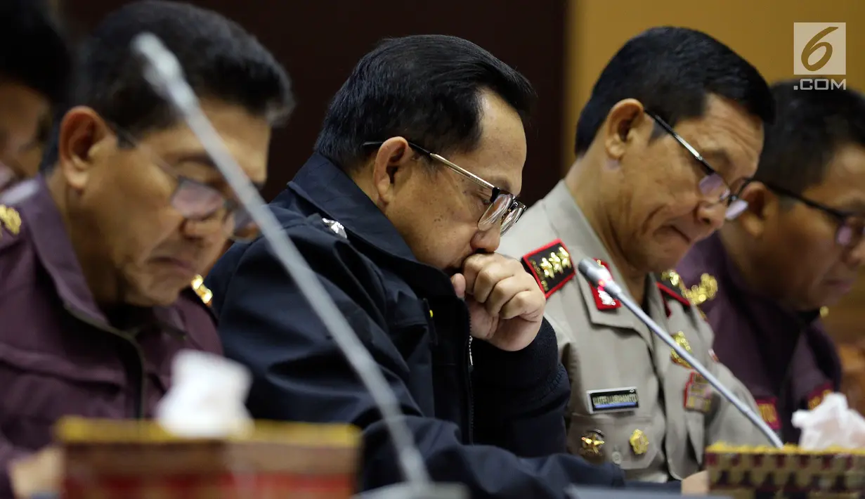 Kapolri Jenderal Pol Tito Karnavian mengikuti raker dengan Komisi III DPR di Gedung Nusantara II, Jakarta, Selasa (5/6). Rapat membahas Rencana Kerja Pemerintah Kementerian/Lembaga (RKP K/L) Tahun 2018 dan sejumlah isu aktual. (Liputan6.com/Johan Tallo)