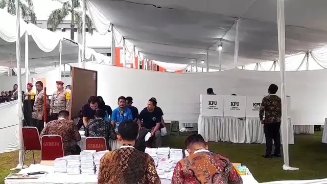 Warga binaan di Lapas Narkotika Kelas IIA Cipinang, Jakarta Timur menggunakan hak suaranya dalam Pemilu 2024, Rabu (14/2/2024).