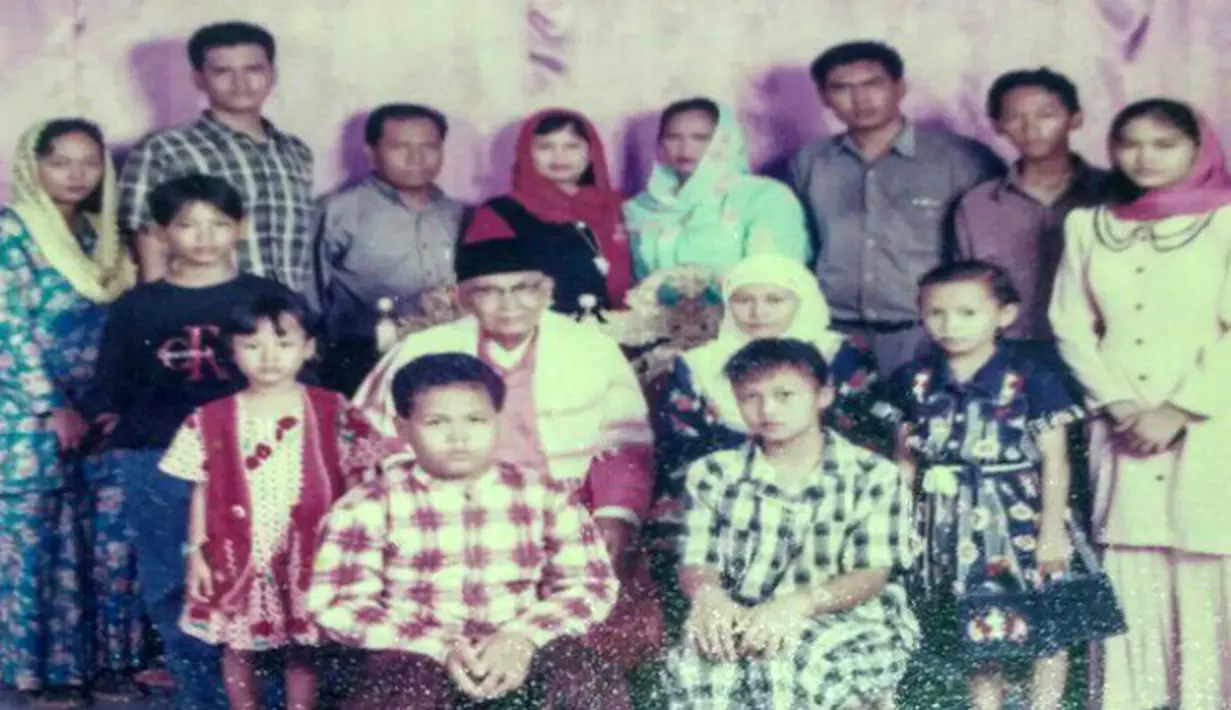 Menurut Ferdi di rumah duka, Jalan Kesadaran, Gang Kesabaran, Kelurahan Tangkerang Labuai, Bukitraya, Kota Pekanbaru, Sabtu (5/8/2017) petang bahwa Ryan sejak kecil sudah 'kutu buku'. (dok. Keluarga. repro M Syukur/Bintang.com)