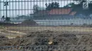 Pekerja menyelesaikan proyek perluasan landasan pacu atau Runway 3A Bandara Soekarno-Hatta di kawasan Rawa Rengas, Kosambi, Tangerang, Banten, Selasa (2/7/2019). Sekitar 130 KK masih bertahan di rumahnya karena belum menerima ganti rugi dari proyek tersebut. (merdeka.com/Arie Basuki)