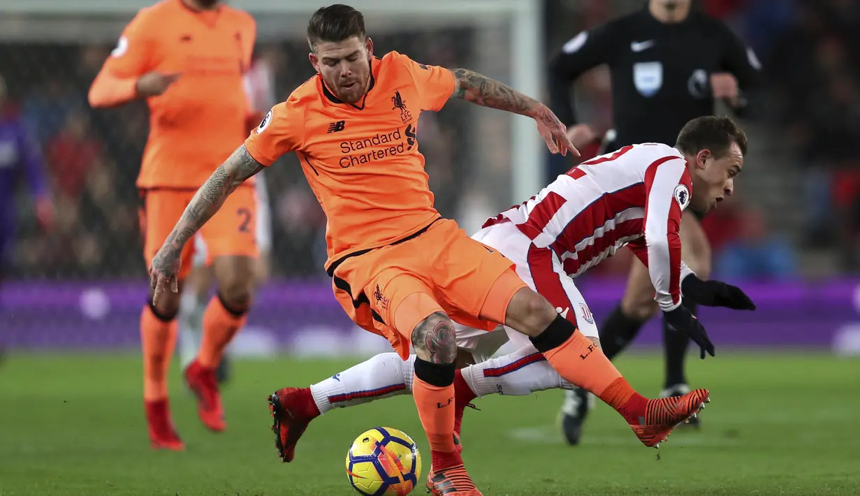 Bek Liverpool, Alberto Moreno, berebut bola dengan gelandang Stoke, Xherdan Shaqiri, pada laga Premier League di Stadion Bet365, Stoke-on-Trent, Rabu (29/11/2017). Stoke kalah 0-3 dari Liverpool. (AP/David Davies)