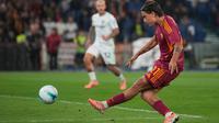 Paulo Dybala dari AS Roma mencoba mencetak gol dalam pertandingan Serie A melawan Inter Milan di Roma, Sabtu, 18 Oktober 2025. (AP Photo/Andrew Medichini)