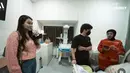 Saat menemani persalinan Aurel, Aaliyah mengenakan jaket ceop top knit pink dipadukan celana denimnya. [YouTube The Atta Family]