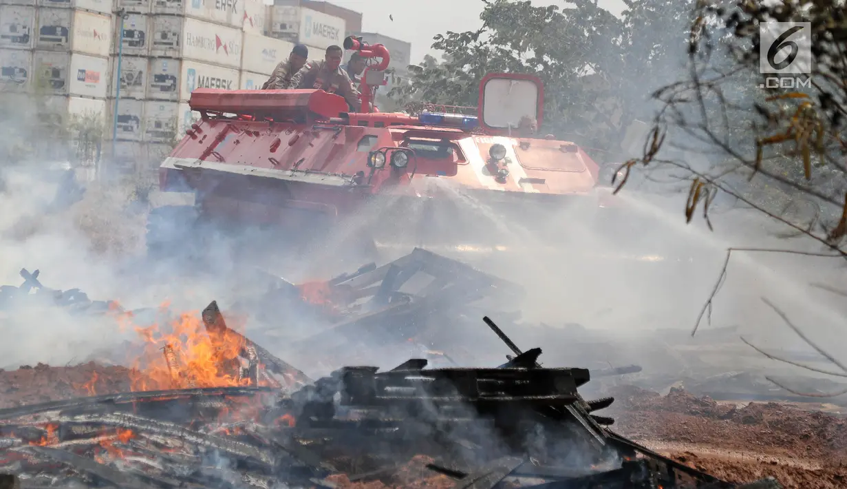 Tank MT-LBu-GPM-10 melakukan pemadaman api saat diuji coba di kawasan Cakung, Jakarta, Rabu (24/7/2019). Tank MT-LBu-GPM-10 dapat diandalkan di hutan dan sungai atau laut. (Liputan6.com/Herman Zakharia)