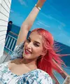 Tasya Farasya diketahui baru saja berlibur ke Maldives. Beberapa foto terbarunya menunjukkan aktivitasnya berenang di laut, bak Princess Ariel dengan rambut merahnya. Tapi potret selfienya yang terbaru justru menunjukkan rambutnya berubah menjadi warna pink, luntur karena air laut. Foto: Instagram.
