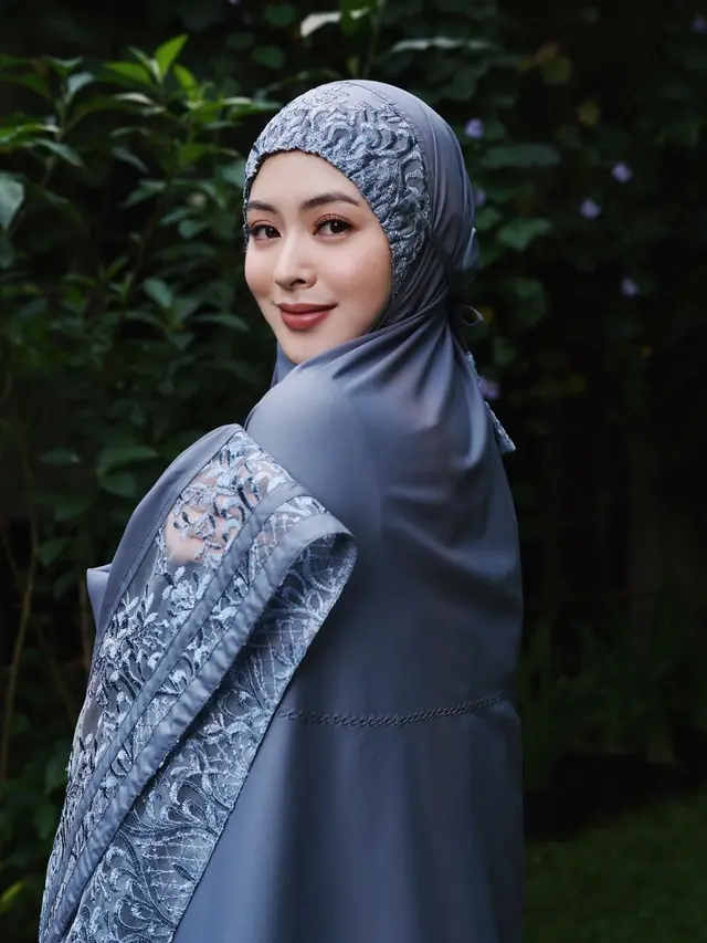 Potrait Ayana Moon
