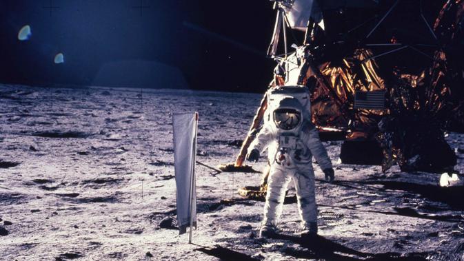 Neil Armstrong menjadi manusia pertama yang menginjakkan kaki di bulan pada 20 Juli 1969. (Sumber NASA)