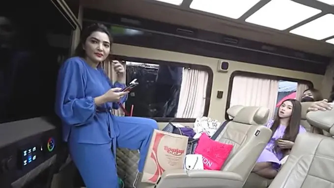 Ashanty saat mobil mewahnya bocor (YouTube/The Hermansyah A6)