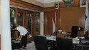 Tanpa alas kaki dan memakai kemeja dengan lengan tergulung, Jokowi tampak membereskan sendiri barang-barang pribadinya, Jakarta, (17/10/14). (Liputan6.com/Herman Zakharia)
