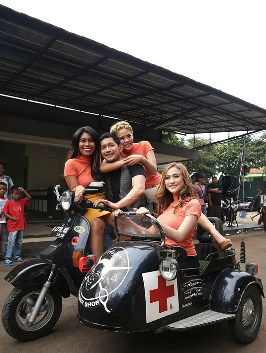 Evan justru lebih memilih menjalin kasih dengan Evi Masamba. Tentu itu bukan kisah sebenarnya. Karena apa yang ada dalam cerita tersebut merupakan plot dari serial Warteg DKI. (Bambang E. Ros/Bintang.com)