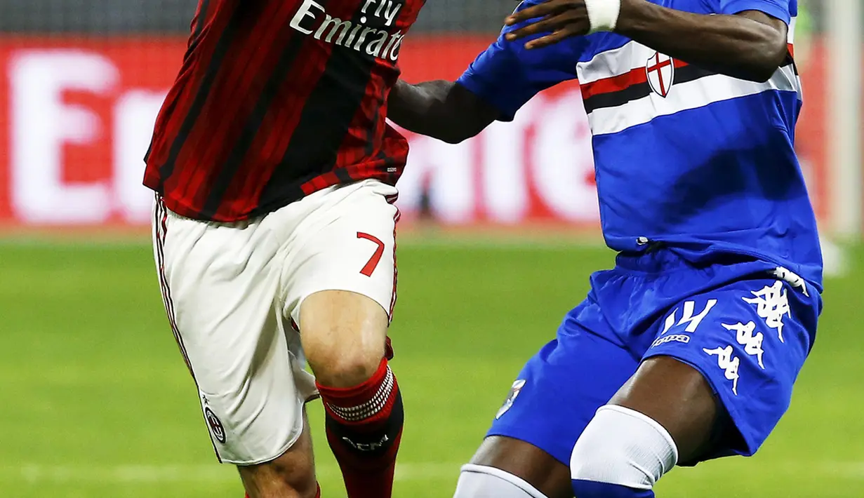 Penyerang AC Milan,  Jeremy Menez berusaha  melewati pemain Sampdoria Pedro Obiang pada laga serie A di  di San Siro, Senin (13/04/2015). AC Milan bermain imbang 1-1 dengan Sampdoria.  (Reuters/ Stefano Rellandini)