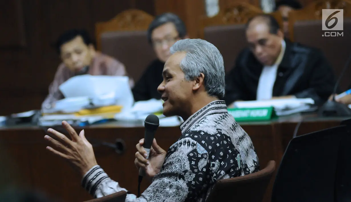 Mantan Wakil Ketua Komisi II DPR, Ganjar Pranowo memberi kesaksian dalam sidang lanjutan dugaan korupsi e-KTP dengan terdakwa, Setya Novanto di Pengadilan Tipikor, Kamis (8/2). Sidang mendengar keterangan saksi. (Liputan6.com/Helmi Fithriansyah)