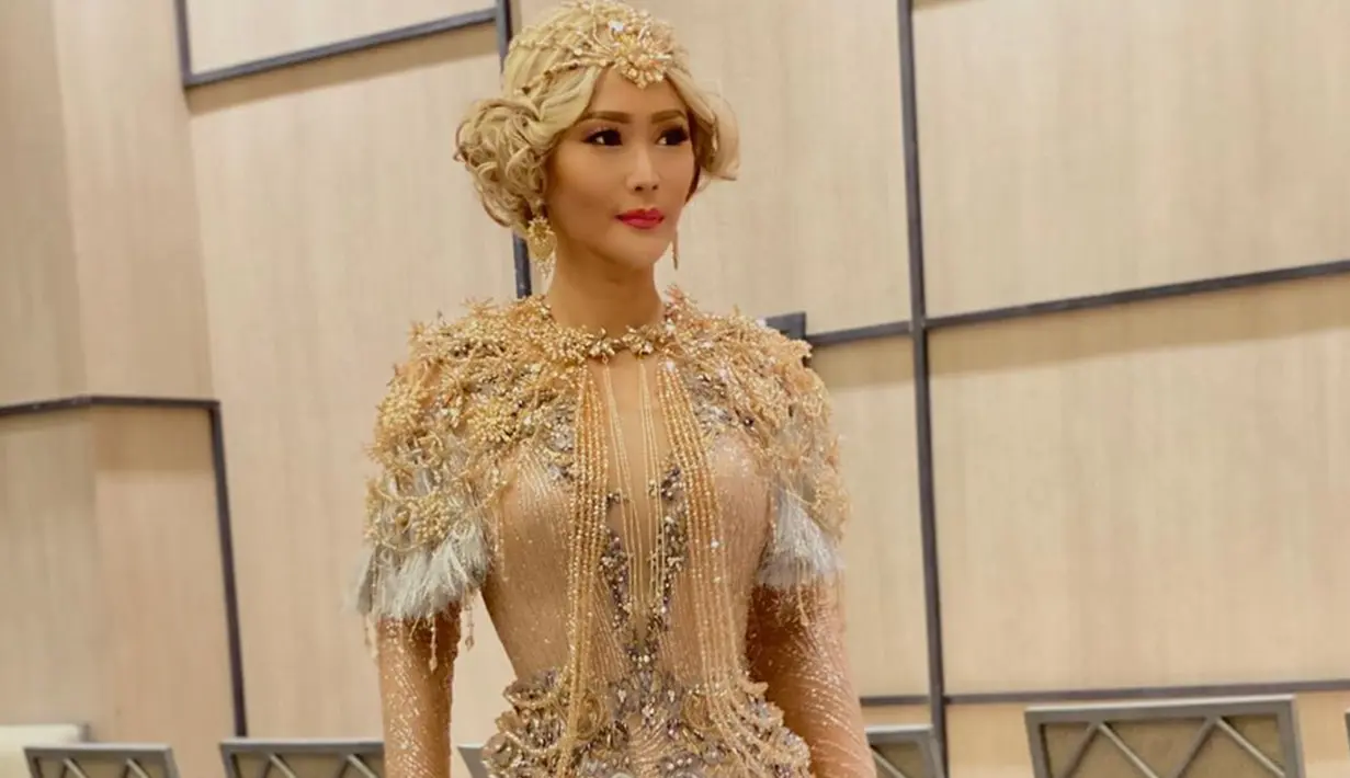 Inul sendiri tak hanya menggunakan gaun slim fit saat manggung. Akan tetapi, ketika dirinya menjadi juri sekaligus komentator dalam ajang dangdut Inul juga sempat menggunkaan gaun slim fit. (Liputan6.com/IG/@inul.d)