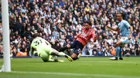 Kiper Manchester City, Ederson Moraes (31) mencoba merebut bola dari kejaran bek sayap Everton, Ben Godfrey dalam laga Premier League 2023/2024, Sabtu (10/2/2024) malam WIB di Etihad Stadium, Manchester. (AFP/Darren Staples)