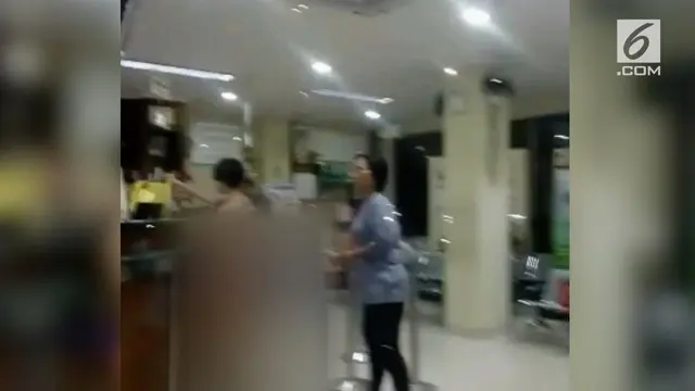 Salah satu apotek di Taman Sari, Jakarta Barat, heboh oleh kehadiran seorang pengunjung wanita tanpa busana di apotek tersebut.