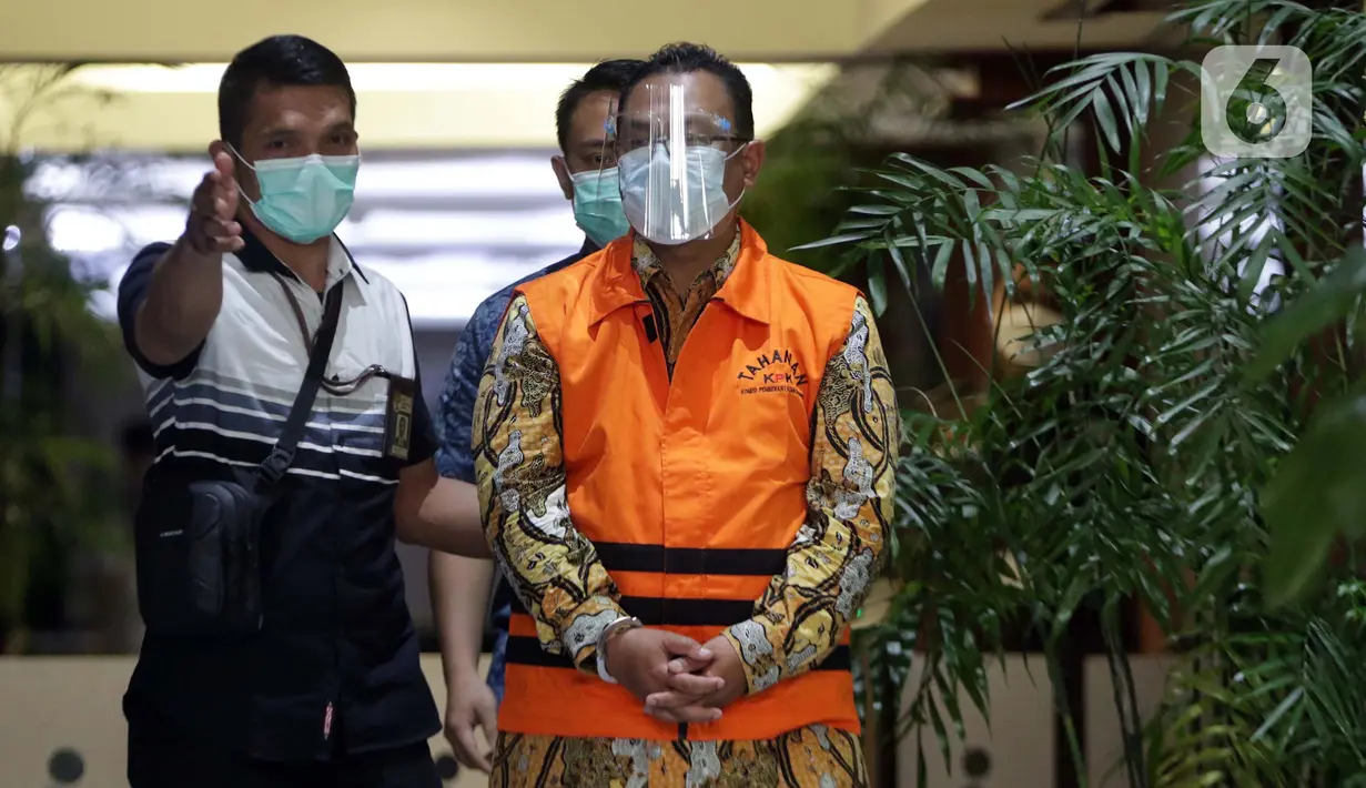 Kepala Subdirektorat Kerjasama dan Dukungan Pemeriksaan Dirjen Pajak, Dadan Ramdani (kanan) usai rilis penahanan di Gedung KPK, Jakarta, Jumat (13/8/2021). Dadan Ramdani tersangka dugaan penerimaan hadiah atau janji terkait pemeriksaan perpajakan tahun 2016-2017. (Liputan6.com/Helmi Fithriansyah)