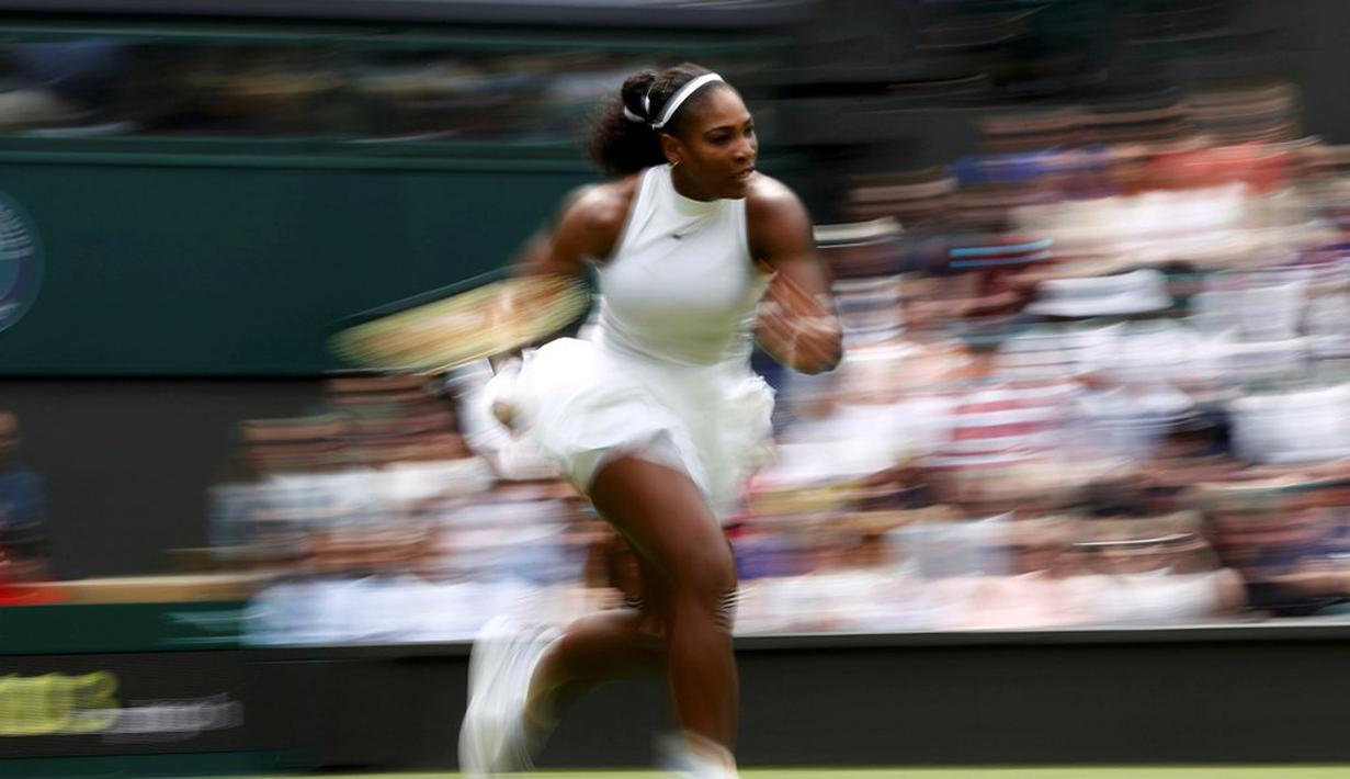 Aksi petenis putri AS, Serena Williams, saat melawan petenis putri Swiss, Amra Sadikovic, dalam turnamen tenis Wimbledon di All England Lawn Tennis & Croquet Club, Wimbledon, Inggris, (28/6/2016). (Reuters/Stefan Wermuth)