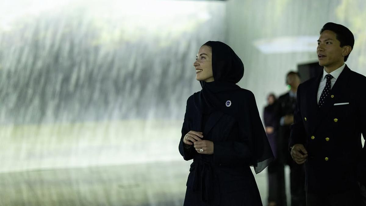 Gaya Santun Anisha Rosnah Dampingi Pangeran Mateen, Tenteng Clutch Rp 11 Jutaan