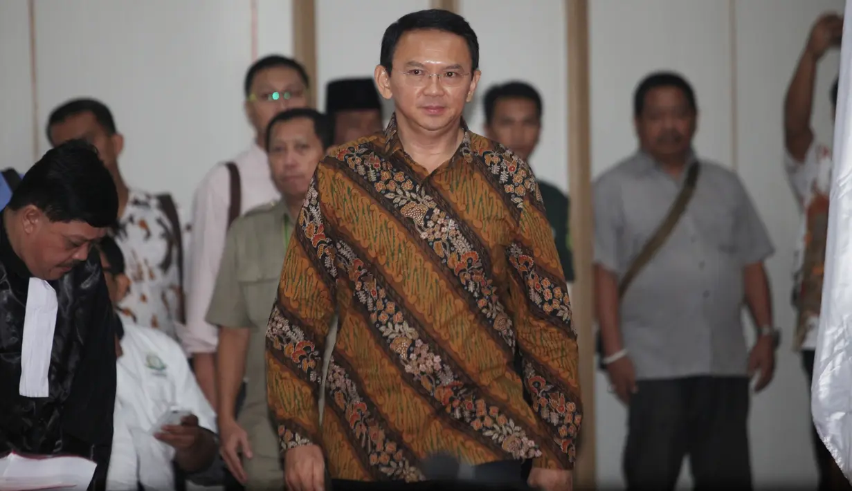 Basuki Tjahaja Purnama atau Ahok berjalan menuju kursi terdakwa untuk menjalani sidang lanjutan di Auditorium Kementan, Jakarta, Selasa (21/2). JPU menghadirkan empat saksi ahli dalam sidang ke sebelas hari ini. (Liputan6.com/Yuniadhi Agung/Pool)