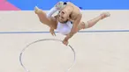 Pesenam Rusia, Margarita Mamun, beraksi dengan hoop dalam Kejuaraan Dunia Senam Ritmik 2015 di Stuttgart, Jerman. (8/9/2015). (AFP Photo/DPA/Bernd Weissbrod)