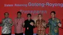 Sekjen PDI Perjuangan Hasto Kristanto (Tengah) saling berjabat tangan seusai penandatanganan kerjasama pembukaan rekening gotong royong PDI Perjuangan di Jakarta, Selasa (20/10/2015). (Liputan6.com/Johan Tallo)