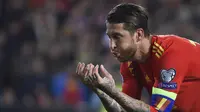 Bek Spanyol, Sergio Ramos, merayakan gol yang dicetaknya ke gawang Norwegia pada laga Kualifikasi Piala Eropa 2020 di Stadion Mestalla, Valencia, Sabtu (23/3). Spanyol menang 2-1 atas Norwegia. (AFP/Jose Jordan)