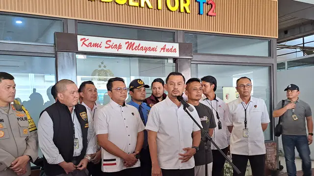 Direktur Tindak Pidana Narkoba Bareskrim Polri, Brigjen Mukti Juharsa, saat memberikan keterangan di Terminal 2 Bandara Soetta, Senin (27/5/2024).