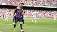 Striker Barcelona Robert Lewandowski merayakan golnya dengan rekan setim Gavi ke gawang Elche pada pertandingan Liga Spanyol di stadion Camp Nou, Sabtu, 17 September 2022. (Josep LAGO / AFP)