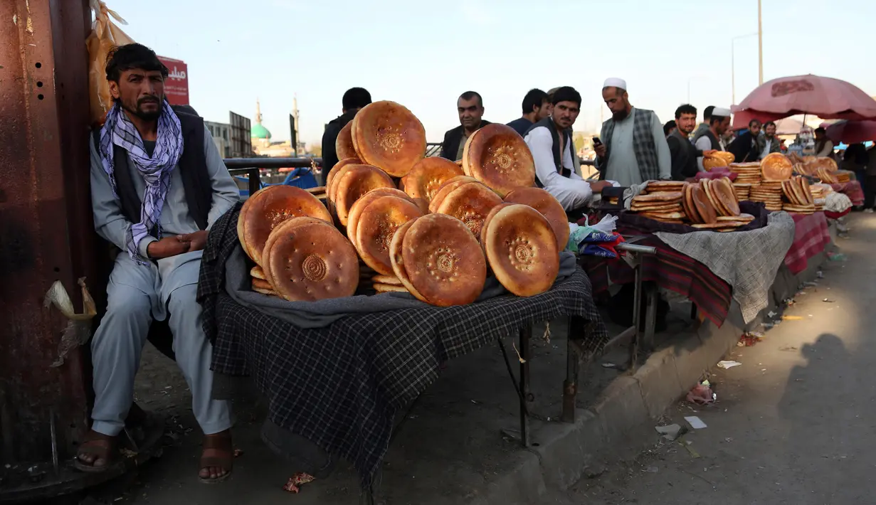 Seorang pedagang menjual roti di sebuah pasar tradisional di Kabul, Afghanistan, Rabu (9/10/2019). Afghanistan merupakan salah satu negara termiskin di dunia akibat konflik. (AP Photo/Tamana Sarwary)
