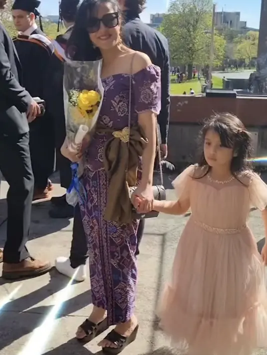 Andi juga memadukannya dengan obi kain hijau bros keemasan. Ia juga mengenakan wedges sandal hitam dan sling bagnya. Putrinya mengenakan dress pink tulle. [@andisorayabeatrix]