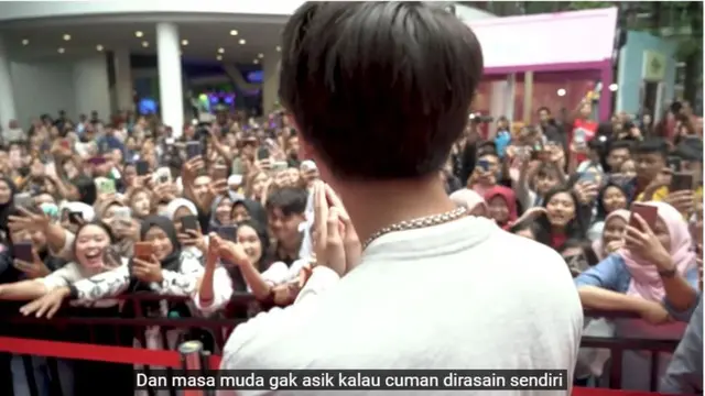 Pertama Kali Bikin Vlog, Iqbaal Ramadhan Ungkap Suka Belanja Baju Bekas