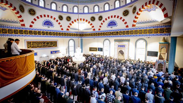 Suasana Lebaran 2023 di Berbagai Negara