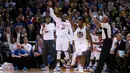Pebasket Golden State Warriors Harrison Barnes mencetak tiga angka saat menghadapi Detroit Pistons di ORACLE Arena, California, Senin (9/11/2015). Warriors menang 109-95. (Getty Images/AFP/Ezra Shaw)