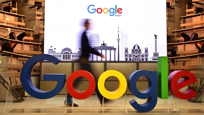 Seorang teknisi melewati logo mesin pencari internet, Google, pada hari pembukaan instansi baru di Berlin, Selasa (22/1). Google kembali membuka instansi bagian nan baru di ibu kota Jerman tersebut. (Photo by Tobias SCHWARZ / AFP)