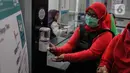 Penumpang Mass Rapid Transit (MRT) menggunakan cairan pembersih tangan saat berada di Stasiun Bundaran HI Jakarta, Selasa (3/3/2020). Penumpang dengan gejala demam tinggi dilarang masuk dan menggunakan MRT sebagai upaya pencegahan penyebaran virus corona Covid 19. (Liputan6.com/Faizal Fanani)